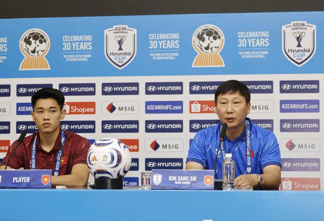 HLV Kim Sang-sik: - Ảnh 2.