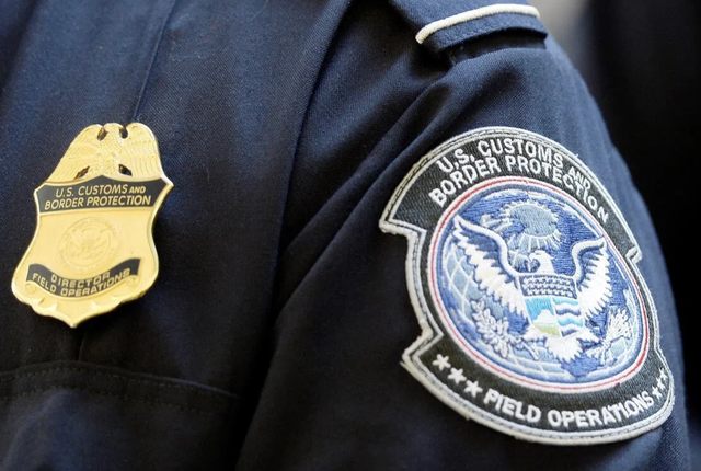 US man accused of destroying evidence by wiping phone at airport - Ảnh 1.