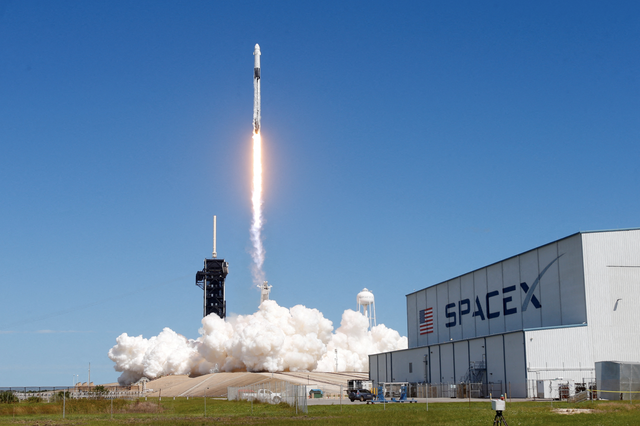 SpaceX gets $1.6 billion US Space Force order for 18 Falcon 9 launches - Ảnh 1.