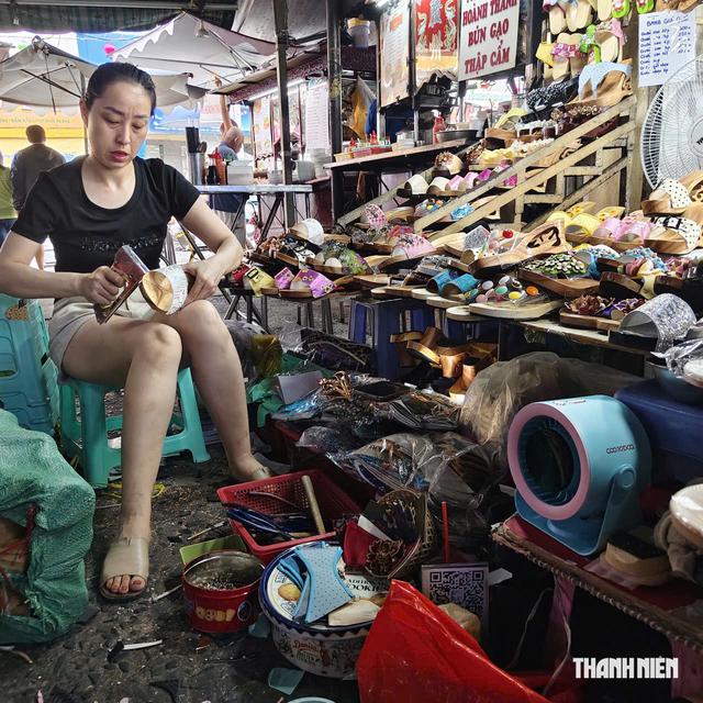 Khách Tây tìm đến chợ Tân Định đóng guốc mộc, nghề cũ nhộn nhịp trở lại - Ảnh 2.