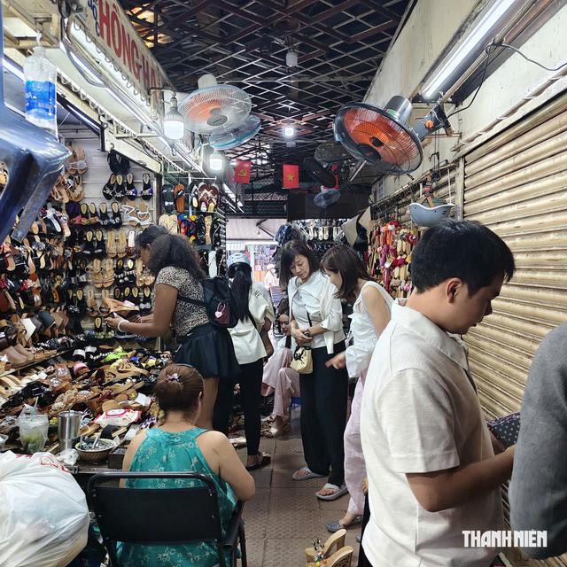 Khách Tây tìm đến chợ Tân Định đóng guốc mộc, nghề cũ nhộn nhịp trở lại - Ảnh 1.