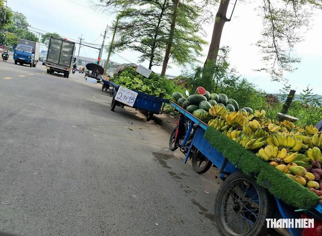 Bu&ocirc;n b&aacute;n lấn chiếm l&ograve;ng lề đường- Ảnh 2.