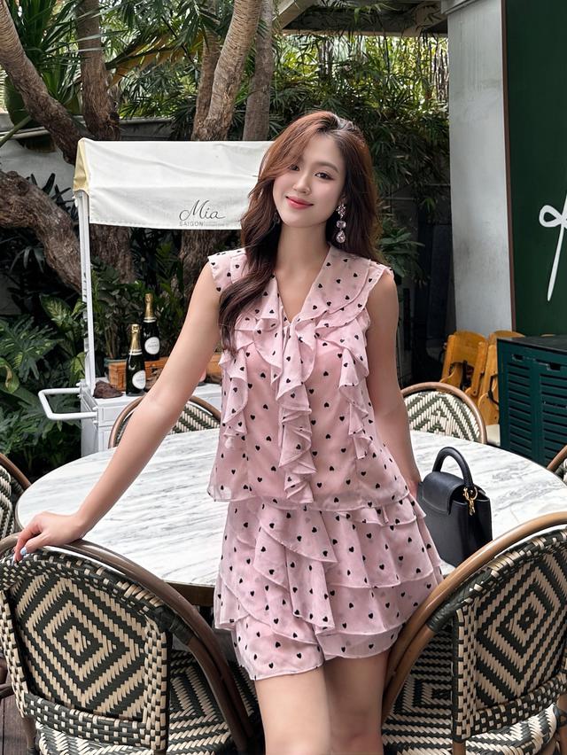 Tự tin thả dáng cùng váy, áo bèo nhún- Ảnh 2.