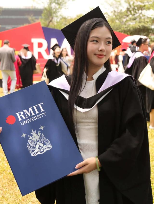 Nữ phiên dịch viên đội tuyển bóng chuyền nam Việt Nam xinh đẹp, biết 5 ngôn ngữ - Ảnh 1.