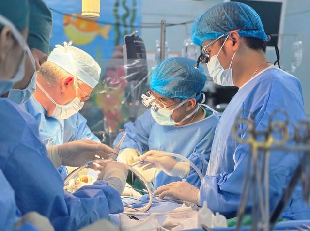 Lần đầu TP.HCM gh&eacute;p gan cứu b&eacute; 14 tuổi mắc ung thư gan- Ảnh 1.