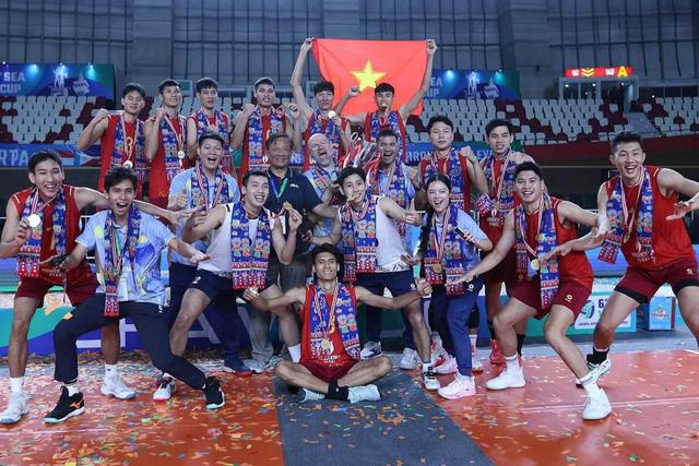 Nữ phiên dịch viên đội tuyển bóng chuyền nam Việt Nam xinh đẹp, biết 5 ngôn ngữ - Ảnh 3.