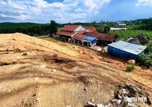  Đất đá tràn xuống khu dân cư, nguy cơ sạt lở ‘cực kỳ nguy hiểm'- Ảnh 2.
