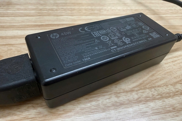 Vì sao những 'cục gạch' sạc laptop gần như đã trở thành quá khứ? - Ảnh 1.