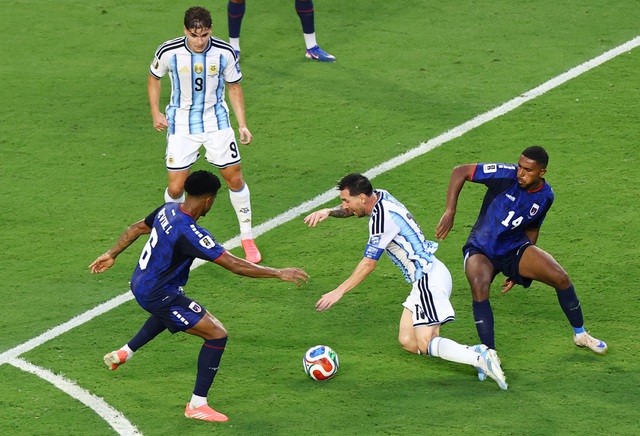 Messi sưng v&ecirc;u tr&aacute;n sau trận thắng Cabo Verde: V&igrave; sao n&ecirc;n nỗi?- Ảnh 3.