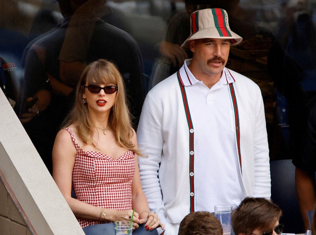 Người h&acirc;m mộ đổ về New York ăn mừng 'đ&aacute;m cưới thế kỷ' của Taylor Swift - Ảnh 9.
