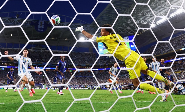 'Người nhện' Vozinha 4 lần khiến Messi &ocirc;m đầu bất lực: Cabo Verde hay kh&ocirc;ng tưởng! - Ảnh 3.