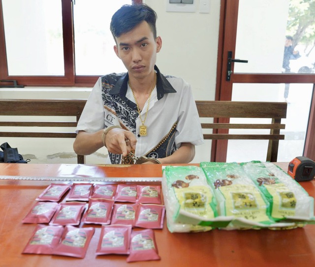 Bắt 3 bị can trong đường d&acirc;y mua b&aacute;n 7 kg ma t&uacute;y đ&aacute; v&agrave; 'nước vui'- Ảnh 2.