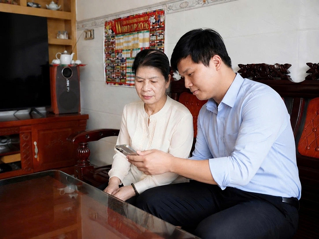 Cha mẹ đưa con vào đời, con giúp cha mẹ bước vào thế giới số - Ảnh 2.