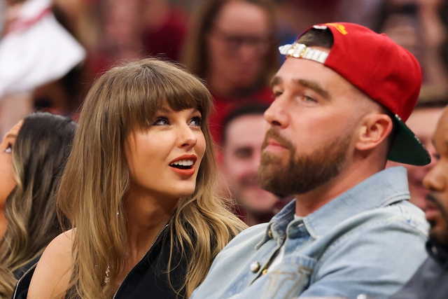 Người h&acirc;m mộ đổ về New York ăn mừng 'đ&aacute;m cưới thế kỷ' của Taylor Swift - Ảnh 1.