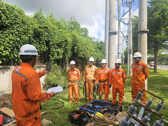 Ảnh dự thi:  Điện lực TP.HCM tăng tốc hiện đại h&oacute;a lưới điện - Ảnh 1.