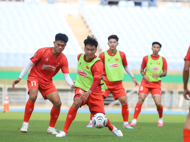 HLV Kim Sang-sik 'soi' kỹ từng vị trí trước trận đầu tiên tại Hàn Quốc, sao 1,95 m hé lộ một điều…- Ảnh 4.