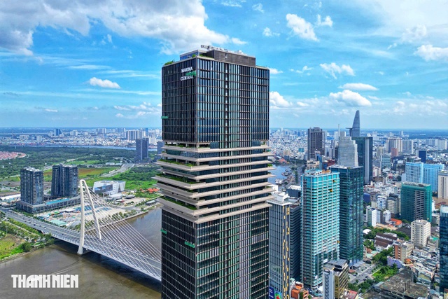 Tối nay, tòa tháp Saigon Marina IFC rực sáng nhân kỷ niệm 250 năm quốc khánh Mỹ - Ảnh 1.