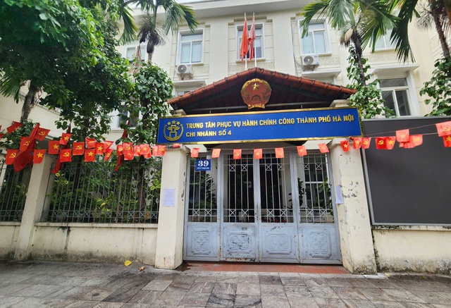 Trung tâm hành chính công ở Hà Nội mở cửa trở lại làm việc sáng thứ bảy- Ảnh 1.