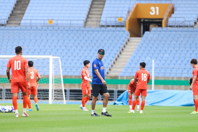 HLV Kim Sang-sik 'soi' kỹ từng vị trí trước trận đầu tiên tại Hàn Quốc, sao 1,95 m hé lộ một điều…- Ảnh 1.
