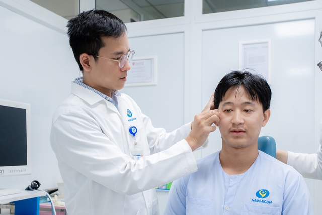 Hơn 20 năm không điều trị khối u vùng dưới tai vì nỗi lo liệt mặt - Ảnh 1.