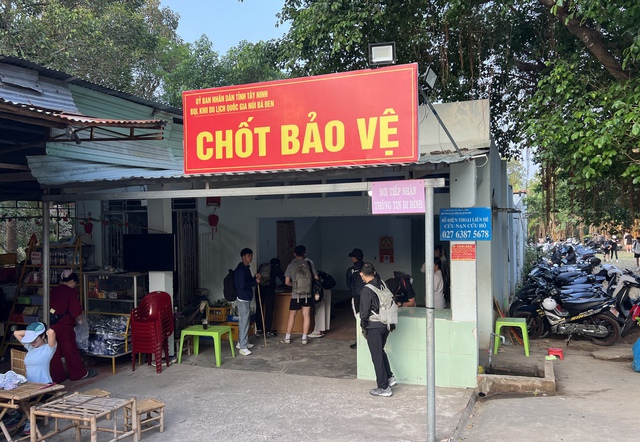 Nguy cơ đá lăn trên tuyến đường mòn: Khu du lịch núi Bà Đen phát cảnh báo - Ảnh 1.