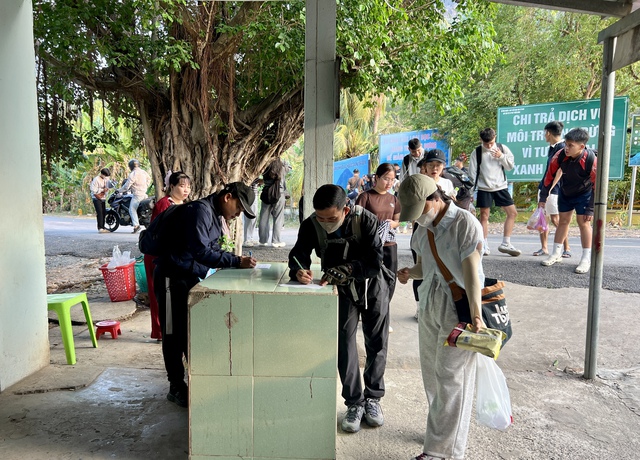 Nguy cơ đá lăn trên tuyến đường mòn: Khu du lịch núi Bà Đen phát cảnh báo - Ảnh 2.