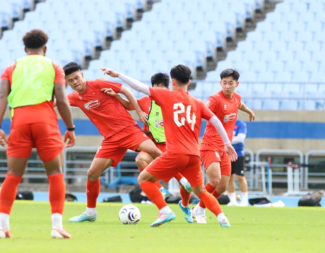 HLV Kim Sang-sik 'soi' kỹ từng vị trí trước trận đầu tiên tại Hàn Quốc, sao 1,95 m hé lộ một điều…- Ảnh 2.