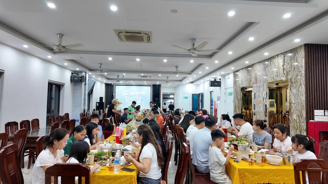 Giữa bão số 1, chủ khách sạn mổ lợn đãi khách 'mắc kẹt'- Ảnh 2.