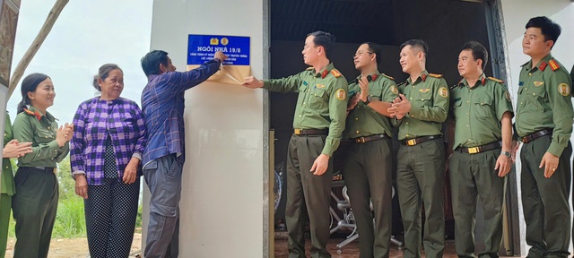 Công an cửa khẩu Tân Sơn Nhất tặng nhà cho lực lượng ANTT cơ sở khó khăn- Ảnh 1.