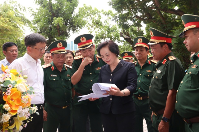 Phó thủ tướng Phạm Thị Thanh Trà kiểmtracôngtác chuẩnbịlễtìmkiếmhàicốt liệt sĩ tại công viên Lê Thị Riêng - Ảnh 1.