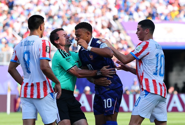 Báo Pháp ‘ghét’ trọng tài Uzbekistan đỉnh điểm, thủ môn Paraguay thuật lại chuyện bị Mbappe từ chối bắt tay- Ảnh 1.