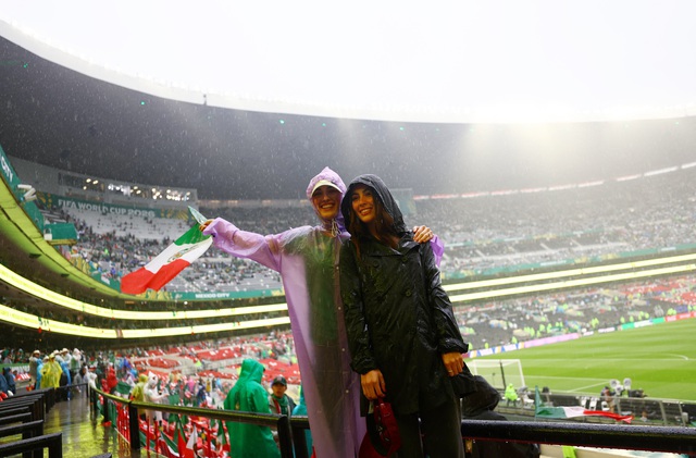 FIFA ho&atilde;n khẩn cấp trận Mexico - Anh v&igrave; thời tiết cực xấu: Đến khi n&agrave;o mới đấu được?- Ảnh 2.