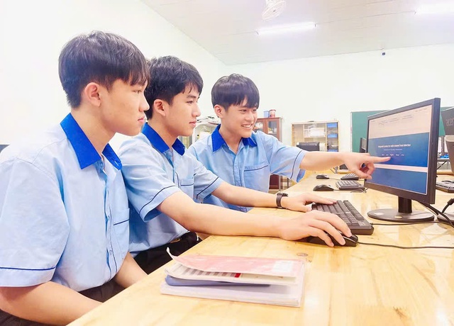 Thủ khoa kép từ tây Gia Lai với triết lý học tập ngược dòng - Ảnh 2.