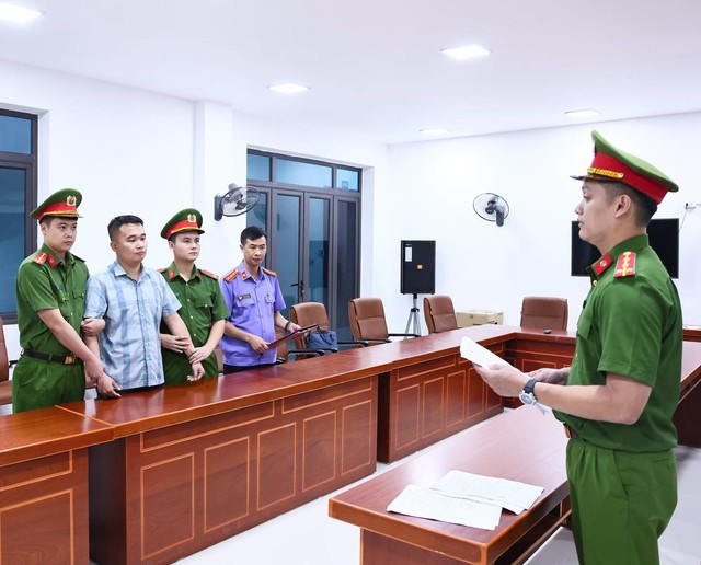 C&ocirc;ng an Tuy&ecirc;n Quang giữ khẩn cấp 1 gi&aacute;o vi&ecirc;n li&ecirc;n quan vụ điểm 10 to&aacute;n- Ảnh 1.