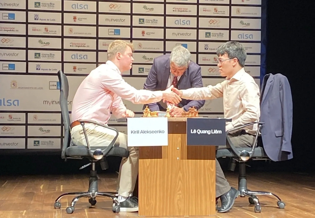 Thắng đối thủ Áo ở 'ván đấu sinh tử', kỳ thủ Lê Quang Liêm vào chung kết giải Leon Masters 2026- Ảnh 1.