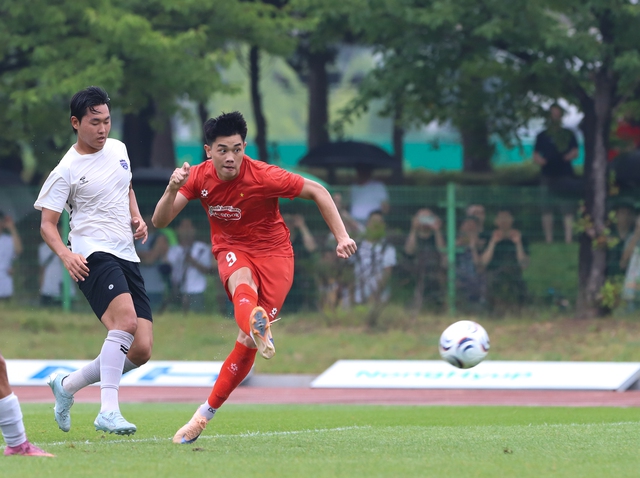 Đội tuyển Việt Nam thắng đậm 6-0 tại H&agrave;n Quốc: Ho&agrave;ng H&ecirc;n lập c&uacute; đ&uacute;p, Đ&igrave;nh Bắc tỏa s&aacute;ng- Ảnh 1.