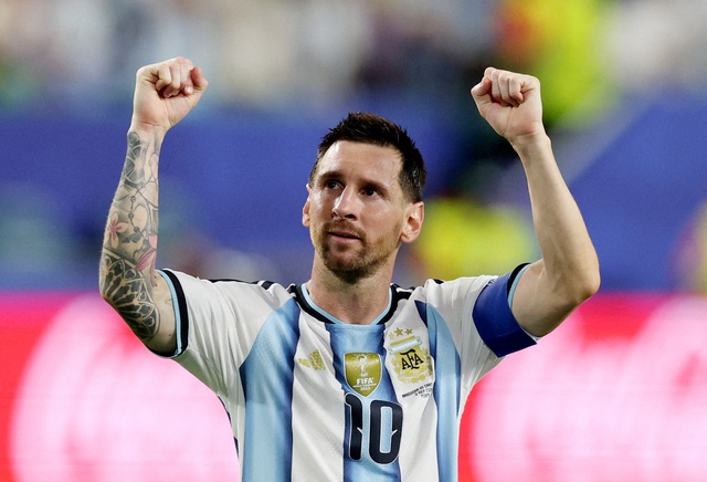 Khoảnh khắc Messi nhận quà đặc biệt từ CĐV gây sốt, ‘lòng biết ơn và sự khiêm nhường’- Ảnh 2.