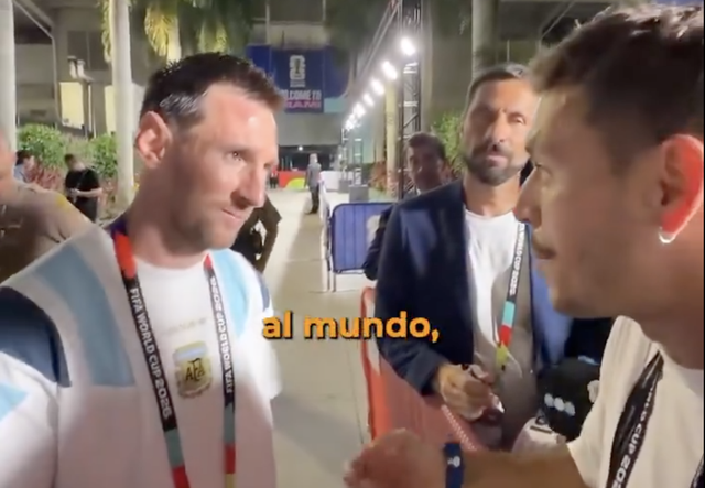 Khoảnh khắc Messi nhận quà đặc biệt từ CĐV gây sốt, ‘lòng biết ơn và sự khiêm nhường’- Ảnh 1.