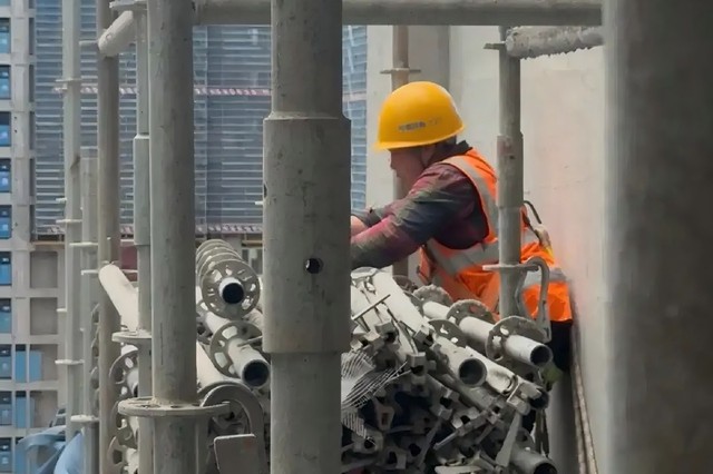 Xúc động mẹ học hết lớp 1, làm công trường nuôi con ăn học thành ‘thủ khoa’ - Ảnh 3.