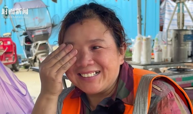 Xúc động mẹ học hết lớp 1, làm công trường nuôi con ăn học thành ‘thủ khoa’ - Ảnh 2.