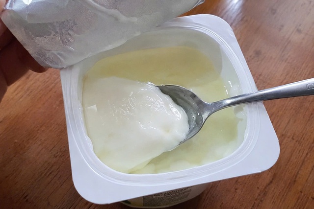 Lớp nước trên sữa chua chứa gì mà chuyên gia khuyên đừng bỏ? - Ảnh 1.