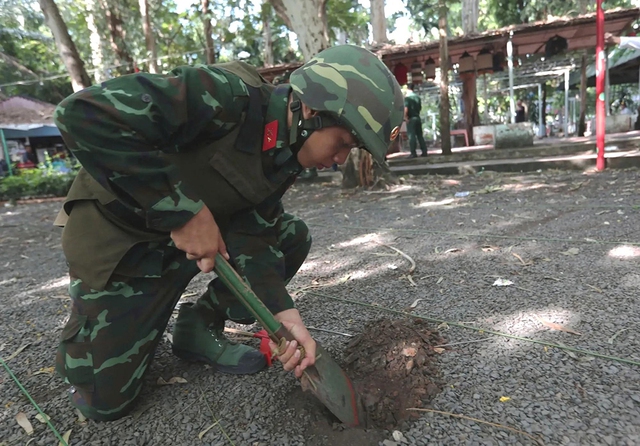 Kh&ocirc;ng để sai s&oacute;t trong việc t&igrave;m kiếm h&agrave;i cốt liệt sĩ tại c&ocirc;ng vi&ecirc;n L&ecirc; Thị Ri&ecirc;ng- Ảnh 1.