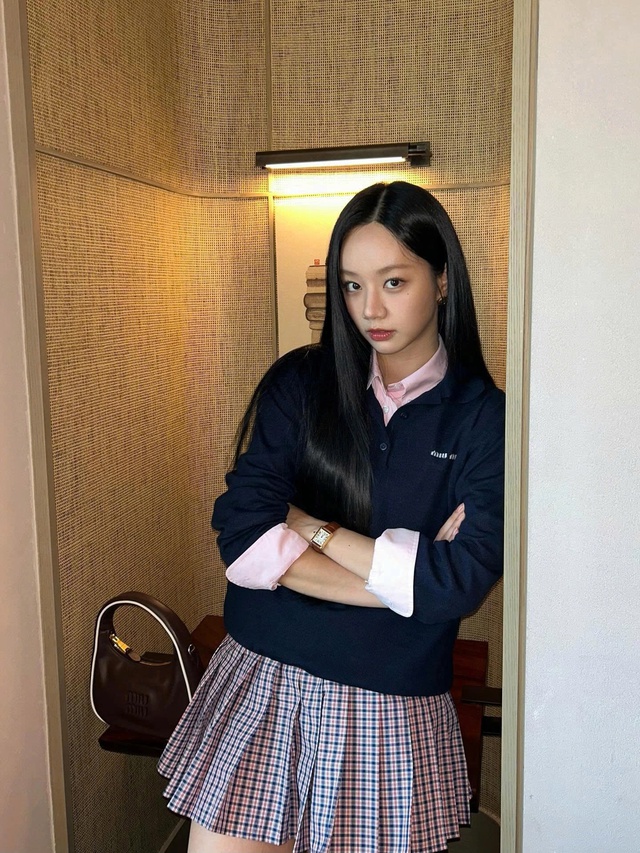Học các sao nữ diện đồ phong cách preppy tôn khí chất tri thức- Ảnh 3.