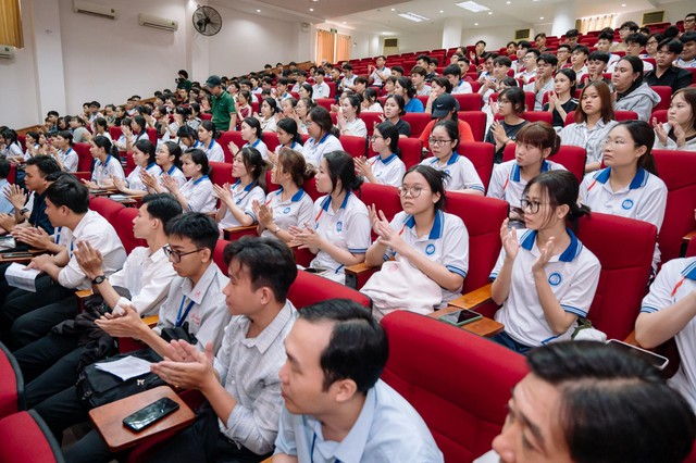 Tiền Phong Nam trao 150 triệu đồng học bổng ‘Hành trình Tiên Phong - Ươm mầm xanh’ - Ảnh 1.