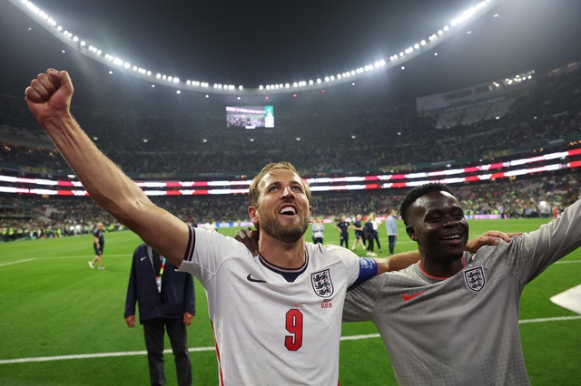 ‘Quá thương’ Harry Kane giọng khản đặc cả lại sau màn ca hát vang trời cùng hàng nghìn CĐV Anh- Ảnh 1.