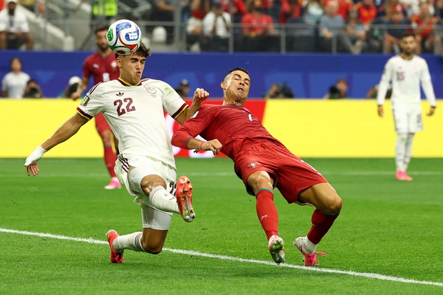 Ronaldo nghẹn ngào bật khóc chia tay World Cup, ôm tạm biệt Yamal: Khoảnh khắc nhói lòng- Ảnh 2.