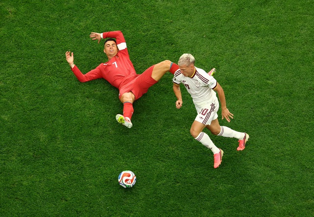 Ronaldo nghẹn ngào bật khóc chia tay World Cup, ôm tạm biệt Yamal: Khoảnh khắc nhói lòng- Ảnh 3.