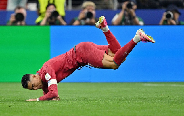 Ronaldo nghẹn ngào bật khóc chia tay World Cup, ôm tạm biệt Yamal: Khoảnh khắc nhói lòng- Ảnh 4.