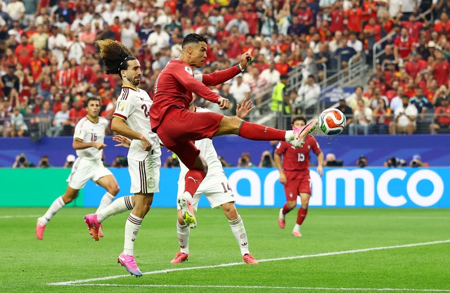 Ronaldo nghẹn ngào bật khóc chia tay World Cup, ôm tạm biệt Yamal: Khoảnh khắc nhói lòng- Ảnh 1.