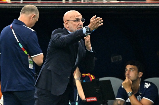 HLV T&acirc;y Ban Nha g&acirc;y sốt với cảnh &ocirc;m Ronaldo: 'T&ocirc;i ngưỡng mộ gi&aacute; trị anh ấy&hellip;&rsquo;- Ảnh 1.
